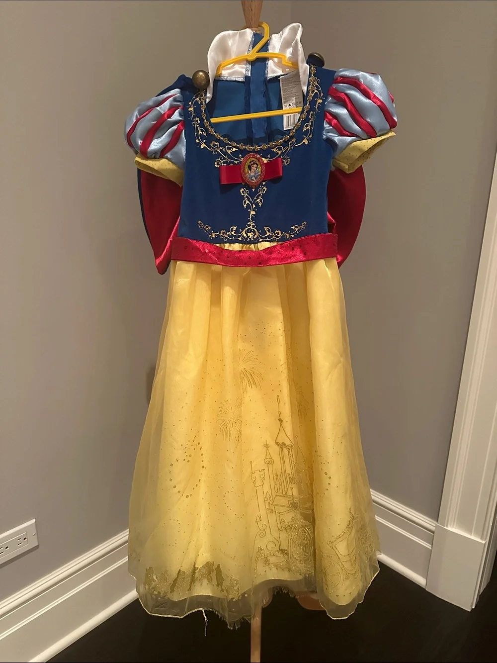 Disney Snow White costume. Girls 4-6.